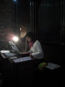 D'origine arménienne, Gayane, professeur de piano, joue de l'orgue à l'église.