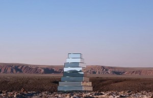 Dans le désert iranien, à travers une installation composée de blocs en miroirs rotatifs, l’artiste iranienne Shirin Abedinirad et le designer italien Guglielmo Torelli proposent une version moderne de la tour de Babel (2015).