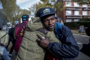 30 octobre 2015 : Lors d'une évacuation, scène d'au revoir entre deux amis réfugiés alors qu'ils s'apprêtent à monter dans des bus différents pour être transportés de Calais vers d'autres centres d'accueil en France. 