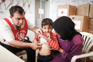 Au Liban, une mère et son fils, réfugiés syriens, consultent dans une unité médicale mobile. 