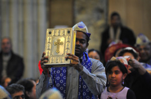 15 janvier 2012 : Procession de l'Evangéliaire lors de la Messe de la Fête des Peuples en l'église Saint-Martin de Triel-sur-Seine (78), France.  January 15th, 2012 : Mass of Migrant communities in St Martin Ch. Triel sur Seine (78), France.