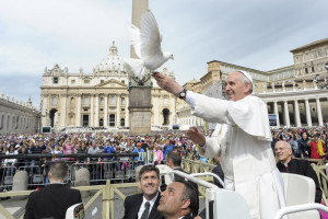 15 mai 2013 : François libère une colombe lors de son audience générale, place Saint-Pierre au Vatican. Rome, Italie. EDITORIAL USE ONLY. NOT FOR SALE FOR MARKETING OR ADVERTISING CAMPAIGNS. May 15, 2013: Pope Francis frees a dove during his weekly general audience in St. Peter Square at the Vatican. Rome, Italy.