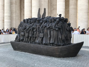 Statue représentant des migrants de différentes cultures, inaugurée par le Saint-Père sur la place Saint-Pierre à Rome, le 29 septembre 2019.