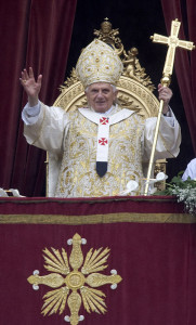 Benoît XVI fut pape de 2005 à 2013, suite à sa renonciation (265ᵉ dans la succession de Pierre). Joseph Aloisius RATZINGER Né : 1927 - Prêtre : 1951. Elu pape : 2005. 