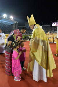 Procession des offrandes apportées par une famille durant la messe célébrée par le pape François, dans le Stade National de Bangkok (Thaïlande), le 21 novembre 2019.