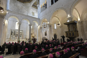 Le pape François rencontre les évêques de la Méditerranée, basilique Saint-Nicolas à Bari (Italie), le 23 février 2020.