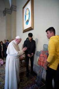Le pape François fait exposer une croix en résine revêtue d'un gilet de sauvetage dans la Cour du Belvédère, le 19 décembre 2019. 