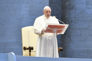 Prière en temps d'épidémie : le pape François, seul sur la place St-Pierre, le 27 mars 2020.