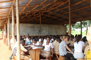 Les lycéens de Notre-Dame La Riche en immersion dans une classe du collège d'Aveta, au Togo. 
